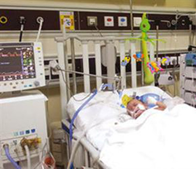 اب يتهم اطباء بنسيان أنبوب في رئة طفلته الرضيعة! صورة رقم 1