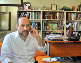 حاخامات يهود يحتجون على هدم بيوت استيطانية ويحرضون الجنود صورة رقم 1