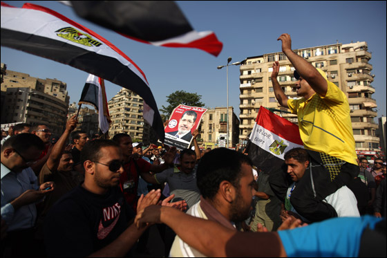 آلاف المصريين يتوافدون الى 