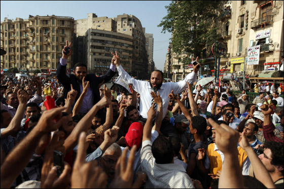 آلاف المصريين يتوافدون الى 