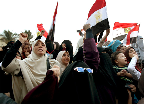 آلاف المصريين يتوافدون الى 