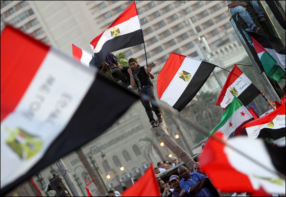 آلاف المصريين يتوافدون الى 