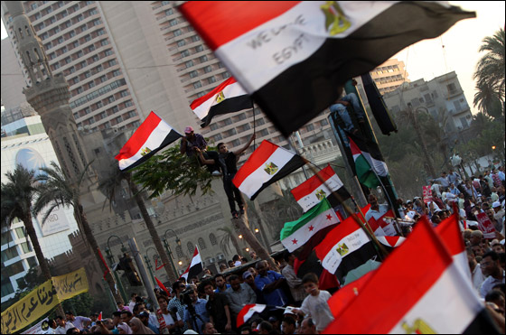 آلاف المصريين يتوافدون الى 