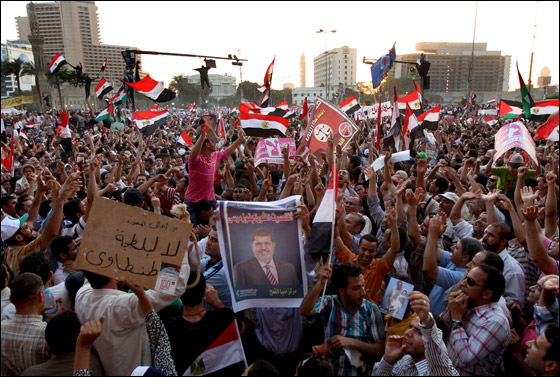 آلاف المصريين يتوافدون الى 