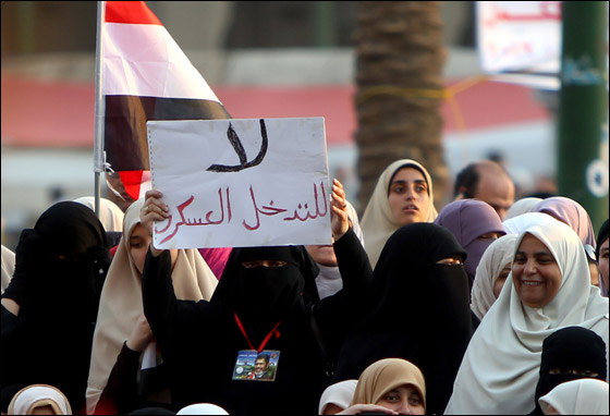 آلاف المصريين يتوافدون الى 