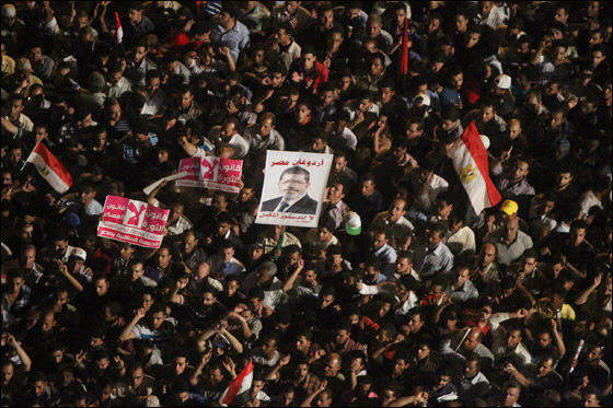 آلاف المصريين يتوافدون الى 