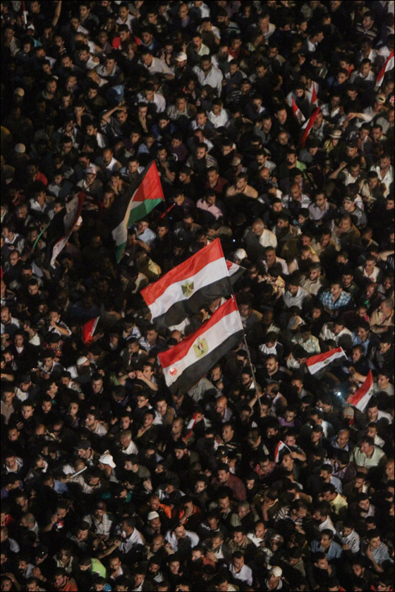 آلاف المصريين يتوافدون الى 