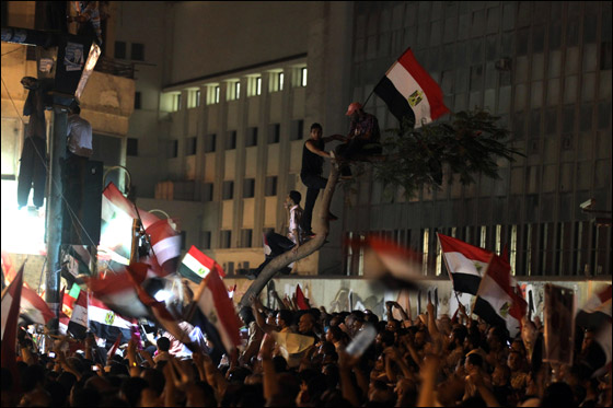 آلاف المصريين يتوافدون الى 