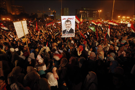 آلاف المصريين يتوافدون الى 