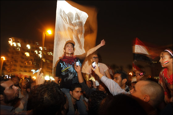 آلاف المصريين يتوافدون الى 