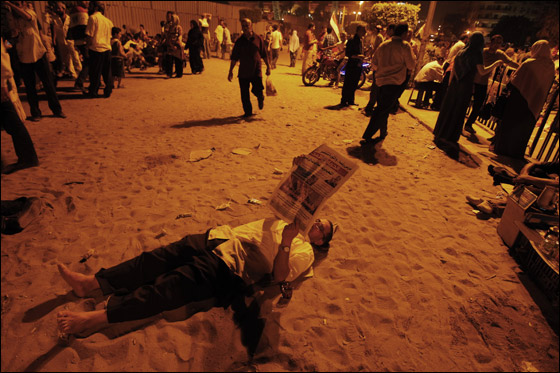 آلاف المصريين يتوافدون الى 