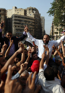 آلاف المصريين يتوافدون الى 