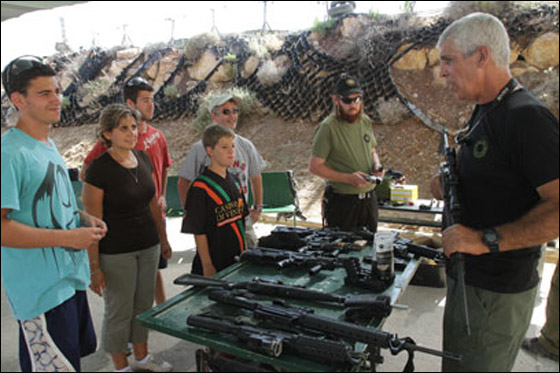 سياح من جميع العالم يتدربون على 