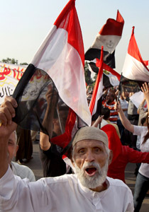 احتشاد الالاف في ميدان التحرير قبل ساعات من اعلان الرئيس المصري صورة رقم 2