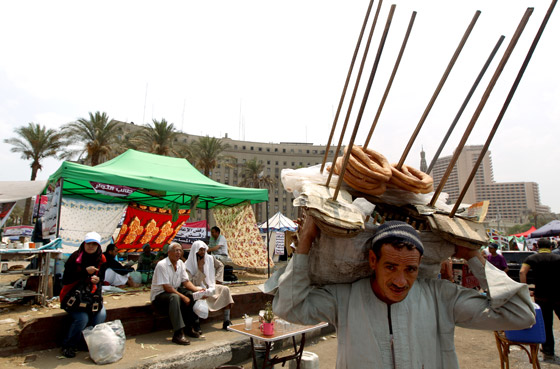 احتشاد الالاف في ميدان التحرير قبل ساعات من اعلان الرئيس المصري صورة رقم 4