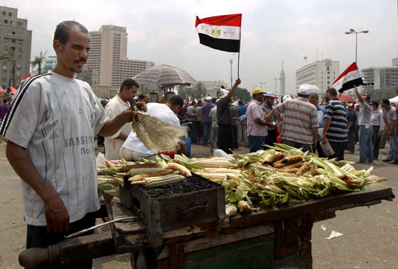 احتشاد الالاف في ميدان التحرير قبل ساعات من اعلان الرئيس المصري صورة رقم 5