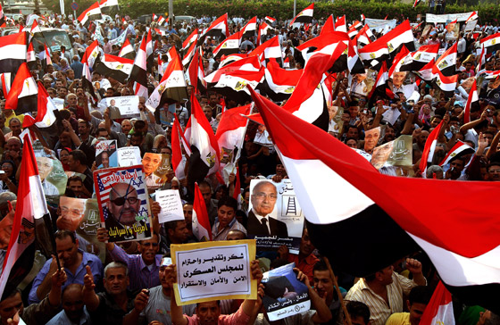 احتشاد الالاف في ميدان التحرير قبل ساعات من اعلان الرئيس المصري صورة رقم 7