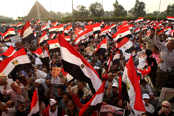 احتشاد الالاف في ميدان التحرير قبل ساعات من اعلان الرئيس المصري صورة رقم 8