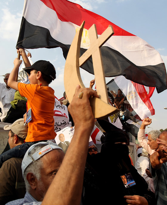 احتشاد الالاف في ميدان التحرير قبل ساعات من اعلان الرئيس المصري صورة رقم 9