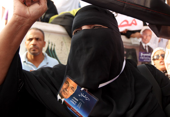 احتشاد الالاف في ميدان التحرير قبل ساعات من اعلان الرئيس المصري صورة رقم 10