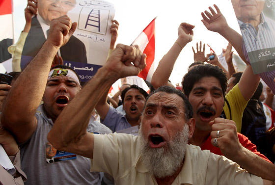 احتشاد الالاف في ميدان التحرير قبل ساعات من اعلان الرئيس المصري صورة رقم 11