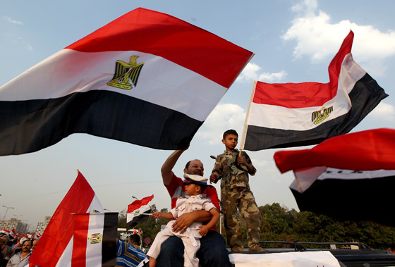 احتشاد الالاف في ميدان التحرير قبل ساعات من اعلان الرئيس المصري صورة رقم 13