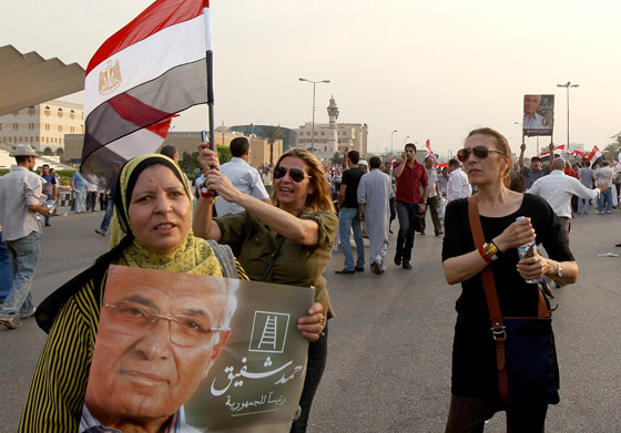 احتشاد الالاف في ميدان التحرير قبل ساعات من اعلان الرئيس المصري صورة رقم 14