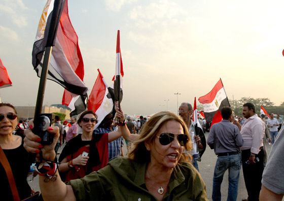 احتشاد الالاف في ميدان التحرير قبل ساعات من اعلان الرئيس المصري صورة رقم 15