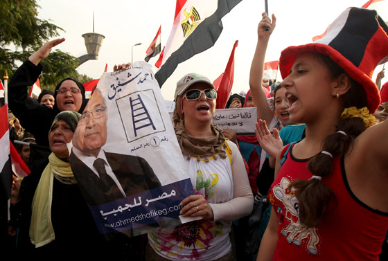 احتشاد الالاف في ميدان التحرير قبل ساعات من اعلان الرئيس المصري صورة رقم 17