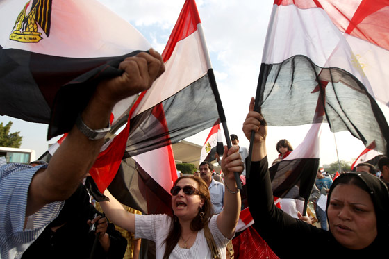 احتشاد الالاف في ميدان التحرير قبل ساعات من اعلان الرئيس المصري صورة رقم 19