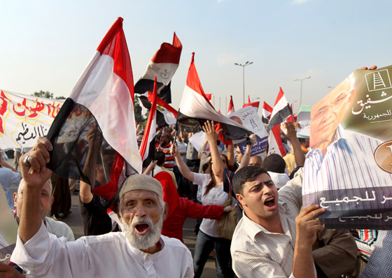 احتشاد الالاف في ميدان التحرير قبل ساعات من اعلان الرئيس المصري صورة رقم 20