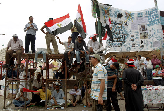 احتشاد الالاف في ميدان التحرير قبل ساعات من اعلان الرئيس المصري صورة رقم 23