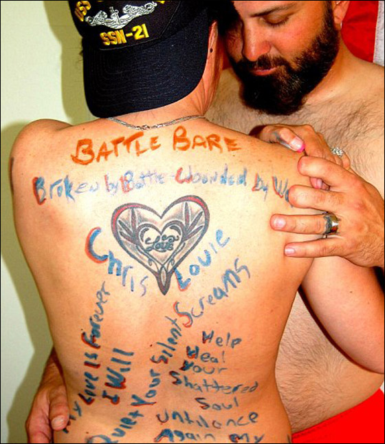 بالصور.. زوجات جنود الجيش الأمريكي يخلع الملابسن لدعم ازواجهن!!  صورة رقم 11