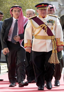 العاهل الاردني يطلب من نجله  خدمة الشعب ورحمة ضعيفهم صورة رقم 1