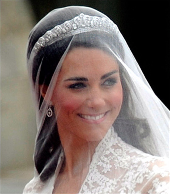 الملكة اليزابيث تصدر اوامر تلزم كيت ميدلتون بالانحناء أميرات الأسرة  صورة رقم 1