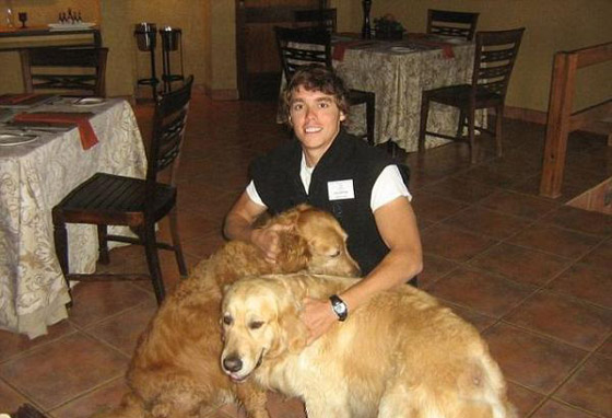 قردا شمبانزي يقتلعان أذن وأصابع شاب ويعرضانه للموت! صورة رقم 1