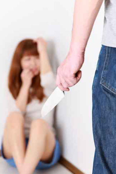 طعن زوجته بالمقص.. لأنها فاتنة الجمال!! صورة رقم 1 طعن زوجته بالمقص.. لأنها فاتنة الجمال!! صورة رقم 1