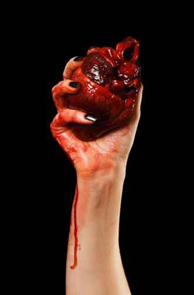 ضربت زوجها بالمكواة وخنقته بالحبل وقطعته لرفضه الاستحمام! صورة رقم 1