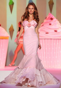 بالصور.. جزائرية متورطة بفضيحة مخلة بالاداب تعرض ازياء مثيرة للجدل! صورة رقم 1