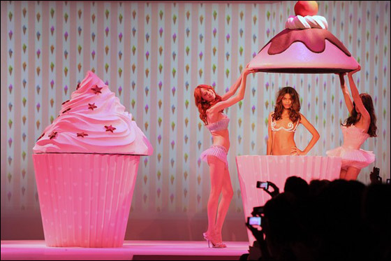 بالصور.. جزائرية متورطة بفضيحة مخلة بالاداب تعرض ازياء مثيرة للجدل! صورة رقم 3