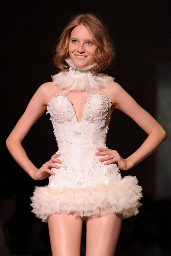 بالصور.. جزائرية متورطة بفضيحة مخلة بالاداب تعرض ازياء مثيرة للجدل! صورة رقم 4