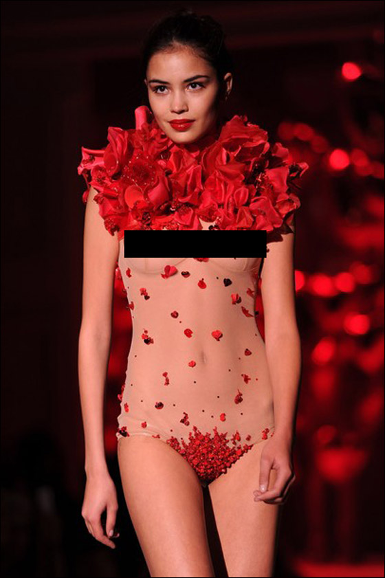 بالصور.. جزائرية متورطة بفضيحة مخلة بالاداب تعرض ازياء مثيرة للجدل! صورة رقم 16