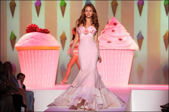 بالصور.. جزائرية متورطة بفضيحة مخلة بالاداب تعرض ازياء مثيرة للجدل! صورة رقم 14