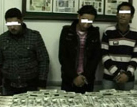 مصادرة دولارات تحمل صورة مبارك وعبارة 