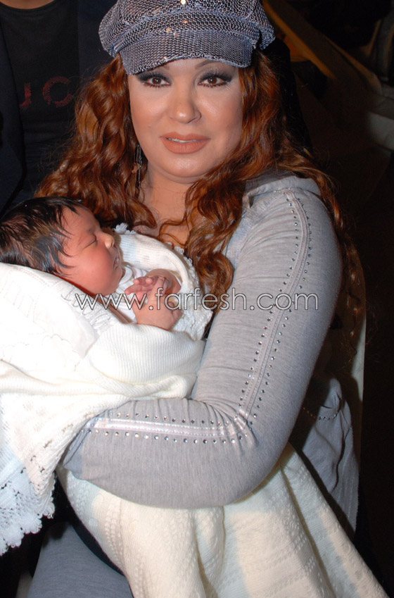 مواقف وطرائف النجوم في احتفالات رأس السنة الجديدة صورة رقم 9 مواقف وطرائف النجوم في احتفالات رأس السنة الجديدة صورة رقم 9