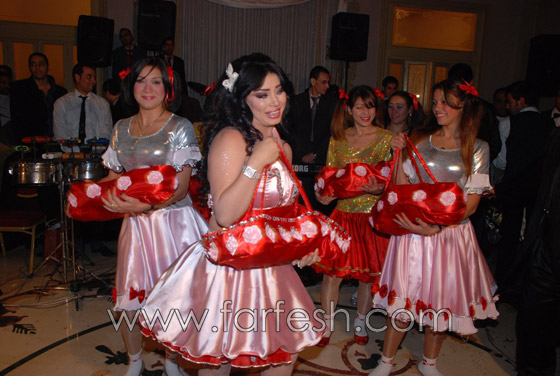 مواقف وطرائف النجوم في احتفالات رأس السنة الجديدة صورة رقم 12 مواقف وطرائف النجوم في احتفالات رأس السنة الجديدة صورة رقم 12