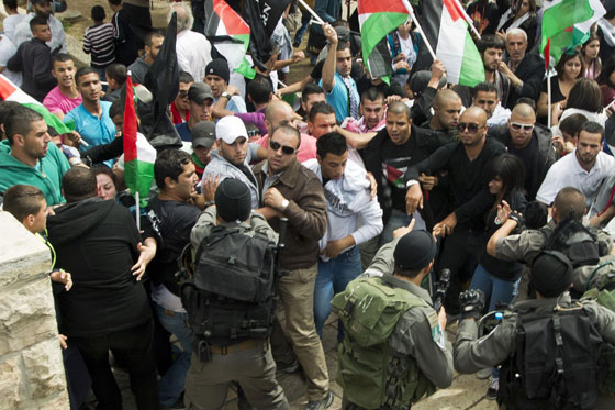 عشرات المستوطنون يقتحمون باحات المسجد الأقصى   صورة رقم 2