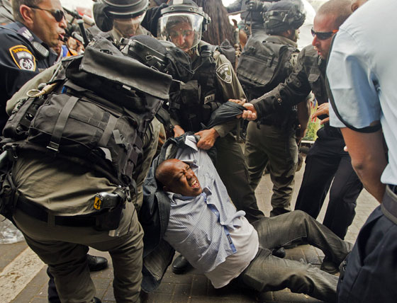 عشرات المستوطنون يقتحمون باحات المسجد الأقصى   صورة رقم 5