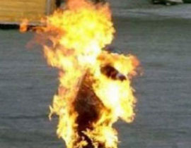 على طريقة البوعزيزي.. بائع خضار سعودي يحرق نفسه احتجاجا صورة رقم 1 على طريقة البوعزيزي.. بائع خضار سعودي يحرق نفسه احتجاجا صورة رقم 1