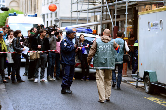 ستيني يطلق النار على نفسه امام 10 اطفال في ساحة الحضانة! صورة رقم 3